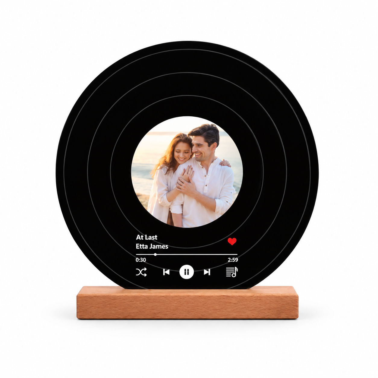 Schwarzer personalisierter Fotoaufsteller im Schallplatten-Design mit rundem Paarfoto als Gestaltungsbeispiel auf weißem Hintergrund.