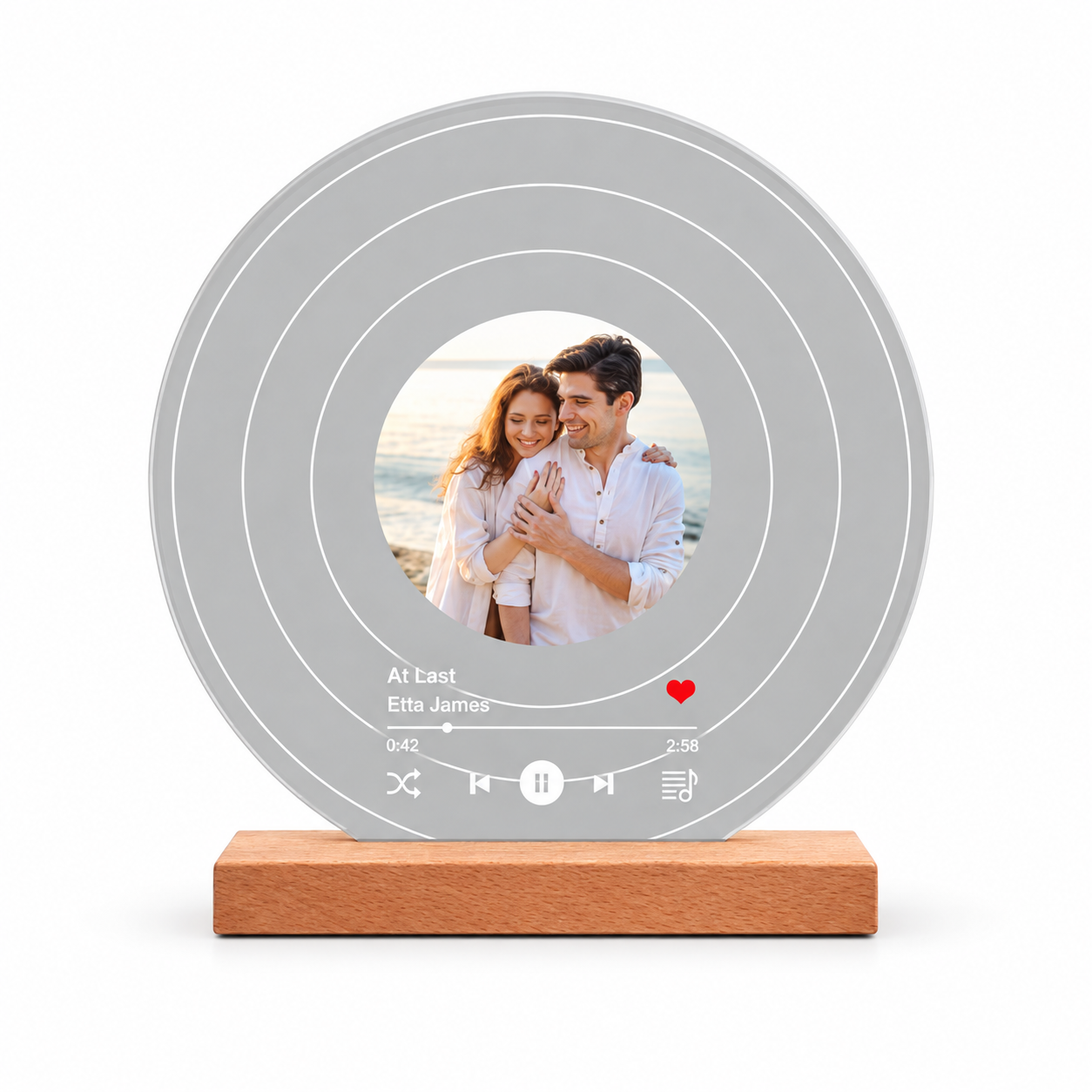 Transparenter personalisierter Fotoaufsteller im Schallplatten-Design mit rundem Paarfoto als Gestaltungsbeispiel auf weißem Hintergrund.