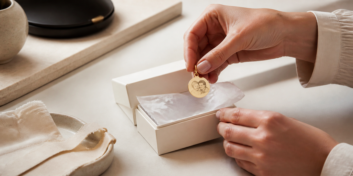 Symbolische Darstellung der sorgfältigen Prüfung und Verpackung eines personalisierten Anhängers