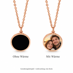 Runde Fotokette in Roségold mit Wunschfoto – Gestaltungsbeispiel ohne und mit Wärme auf weißem Hintergrund; eine Kette im Lieferumfang.